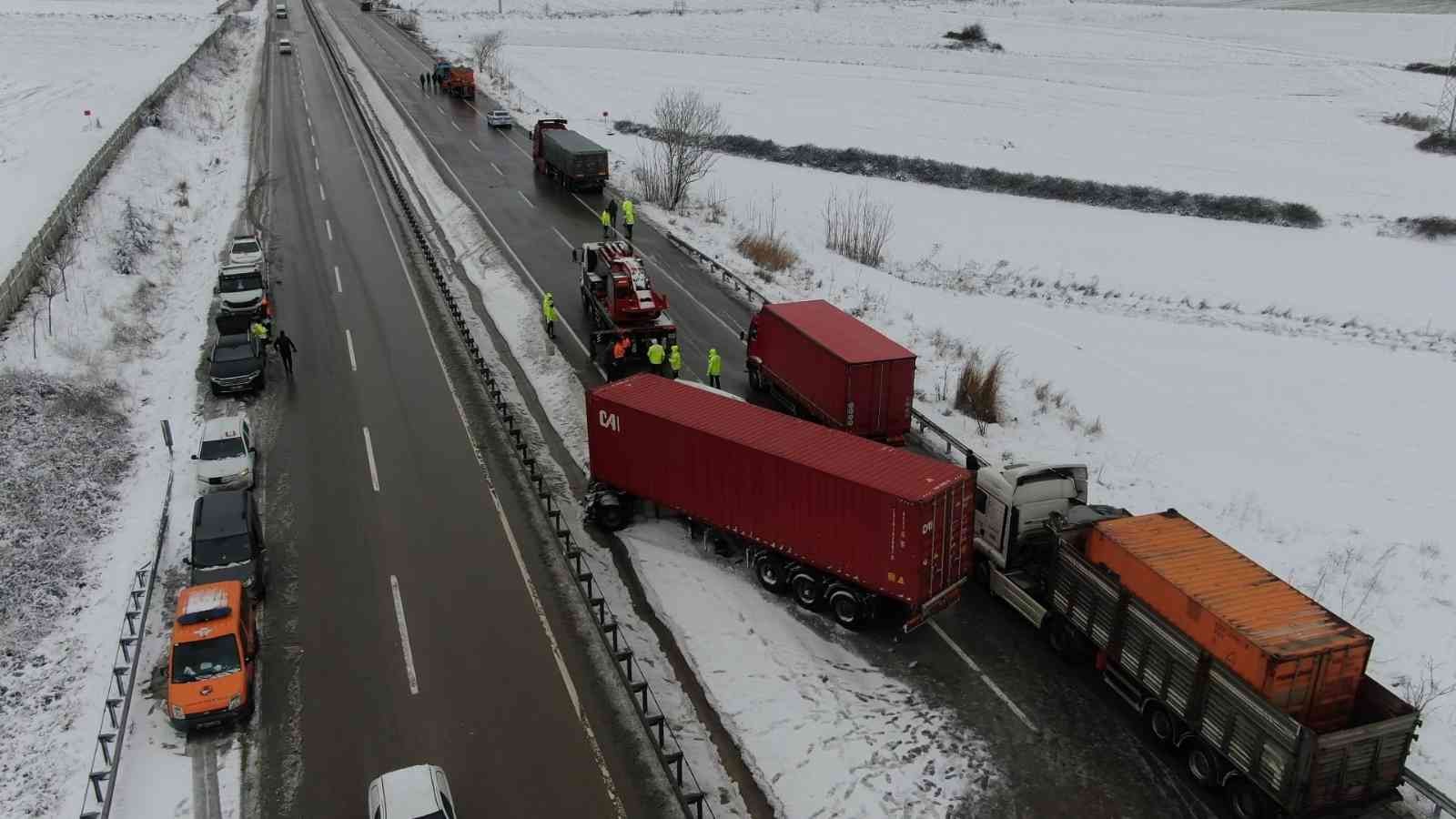 Kilometrelerce kuyruk oluştu...Tır, karda kaza yaptı Bursa İzmir karayolu felç oldu Bursa’da kar yağışı sebebiyle iki tırın karıştığı kaza Bursa-İzmir karayolunun saatlerce kapanmasına sebep oldu. Oluşan araç kuyruğu dronla ...
