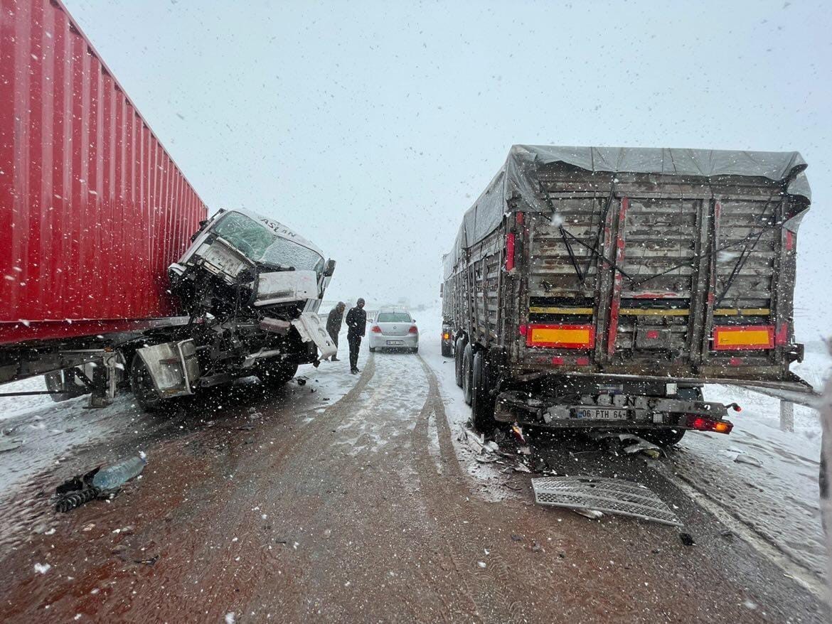 Kilometrelerce kuyruk oluştu...Tır, karda kaza yaptı Bursa İzmir karayolu felç oldu Bursa’da kar yağışı sebebiyle iki tırın karıştığı kaza Bursa-İzmir karayolunun saatlerce kapanmasına sebep oldu. Oluşan araç kuyruğu dronla ...