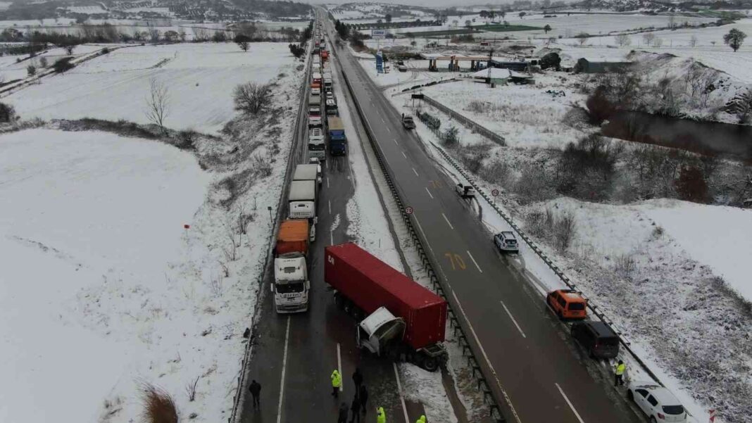 kilometrelerce-kuyruk-olustutir-karda-kaza-yapti-bursa-izmir-karayolu-felc-oldu-fgKb2yWX.jpg