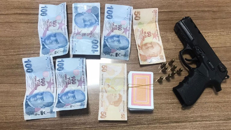 Kıraathaneyi kumarhaneye çeviren şahıslar masa başında yakalandı Edirne’nin Keşan ilçesinde kıraathanede kumar oynarken yakalanan 5 kişiye toplam 9 bin 95 lira ceza kesildi. Edinilen bilgiye göre, Keşan ...