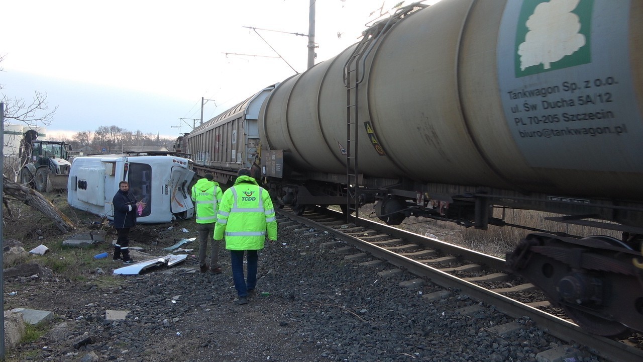 Kırklareli’de tren ile işçi servisinin karıştığı kaza güvenlik kameraları tarafından saniye saniye kaydedildi. Güvenlik kamerası görüntülerinde ...