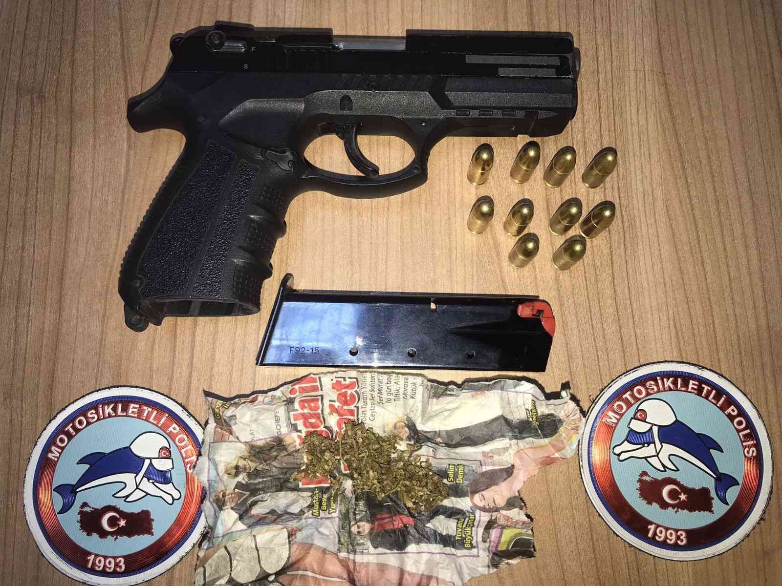 Kırklareli’nde ruhsatsız silah ile gezen kişi yakalandı Kırklareli İl Emniyet Müdürlüğü Motosikletli Polis Timleri, şüphe üzerine durdurdukları kişinin üzerinde uyuşturucu ve ruhsatsız silah çıktı ...