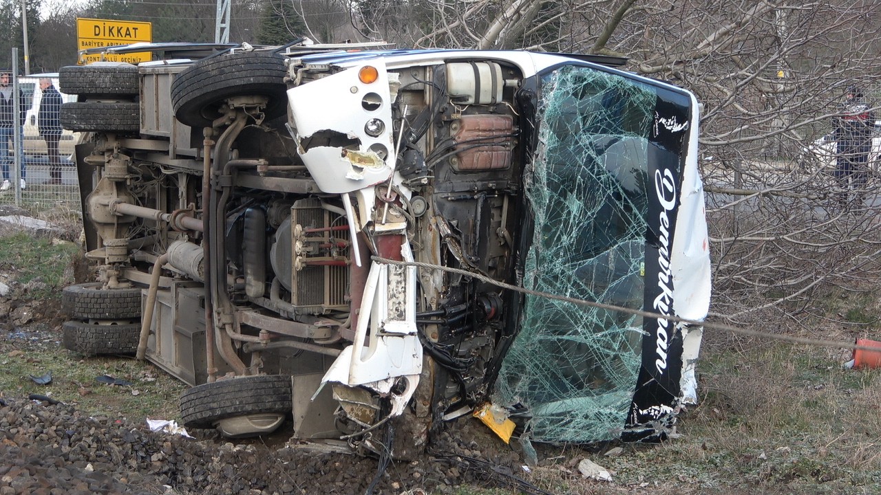 Kırklareli’nin Babaeski ilçesinde yük trenini hemzemin geçitte işçi servisine çarpması sonucu meydana gelen kazada 27 kişi yaralandı. Alınan ...