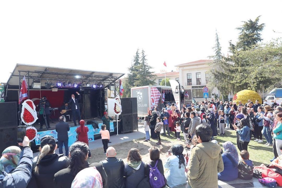 Kırklareli’nde düzenlenen Hamsi Festivali’nde vatandaşlara 1 ton hamsi dağıtıldı. Karadenizliler Derneği Kırklareli Şubesinde Hamsi Festivali ...