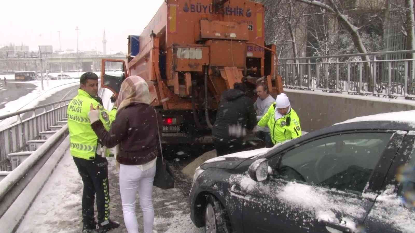 Kış lastiği olmadığı için mahsur kalan kadın sürücüden gazetecilere tepki: “Beni çekemezsiniz” Yoğun kar yağışının etkili olduğu İstanbul’un Anadolu yakasında araç sürücüleri zor anlar yaşadı. Üsküdar’da kış lastiği olmadan yola çıkan kadın ...