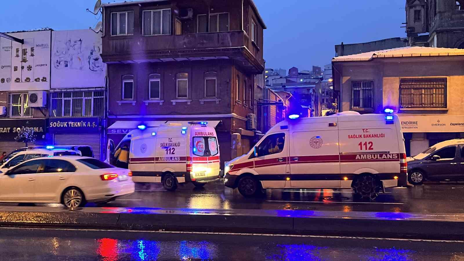 Kıskançlık krizine giren adam eşini darp etti Beyoğlu’nda eşini başka bir adamın yanında gördüğünü iddia eden yabancı uyruklu şahıs, çocuğunun gözü önünde karısını darp etti. Çevredeki ...