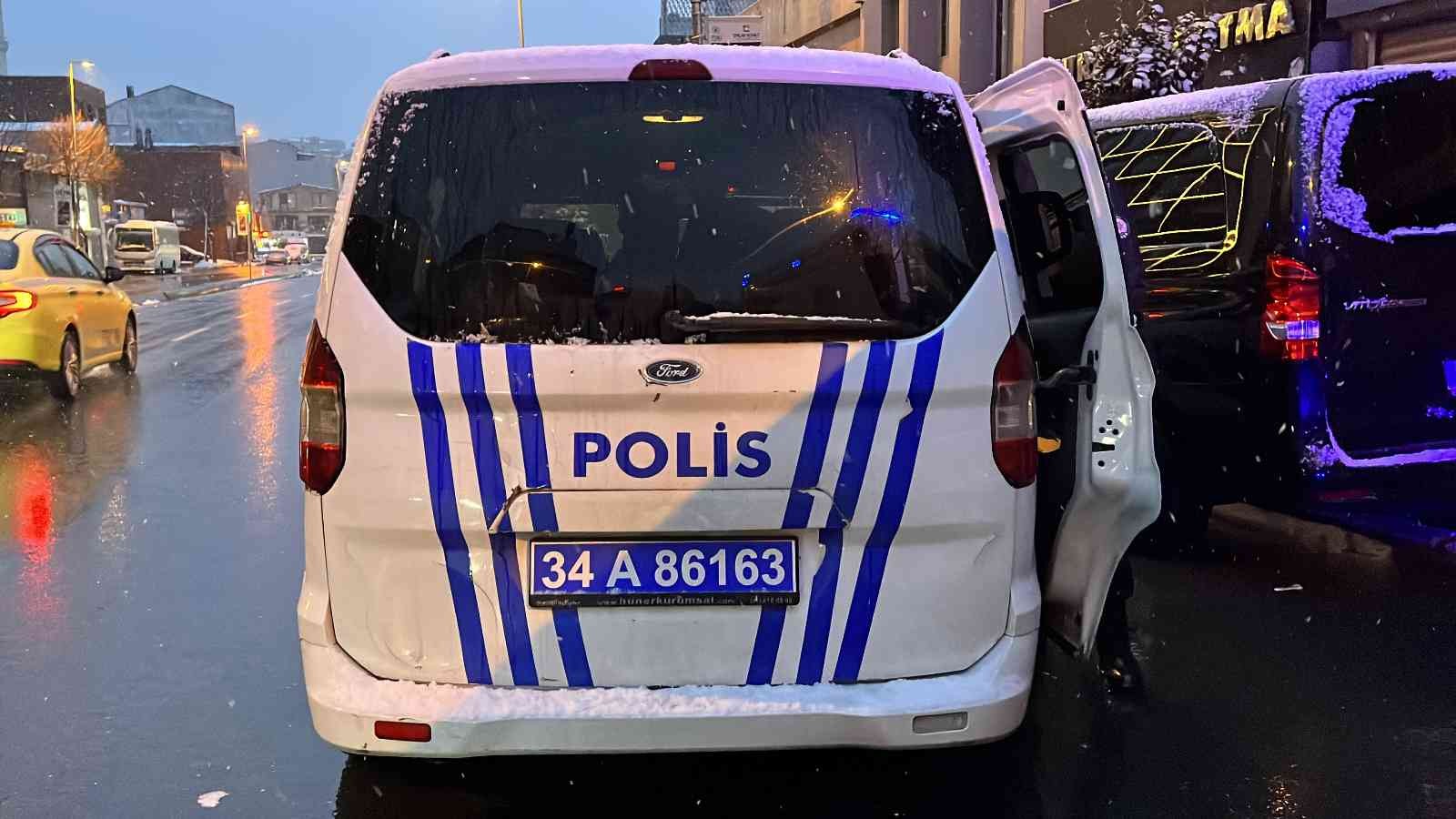 Kıskançlık krizine giren adam eşini darp etti Beyoğlu’nda eşini başka bir adamın yanında gördüğünü iddia eden yabancı uyruklu şahıs, çocuğunun gözü önünde karısını darp etti. Çevredeki ...