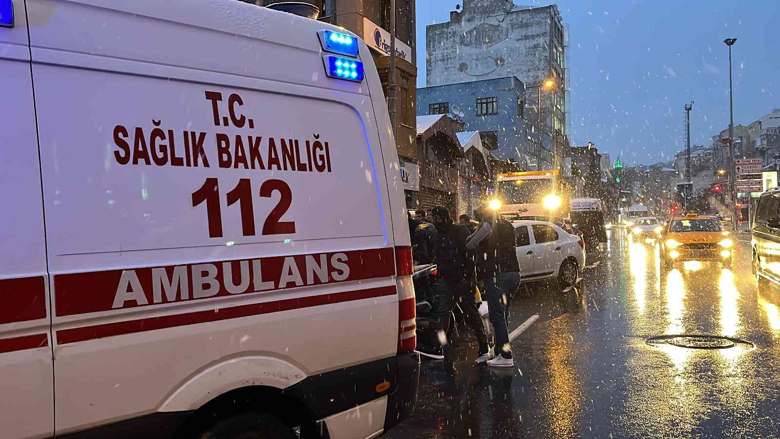 Kıskançlık krizine giren adam eşini darp etti Beyoğlu’nda eşini başka bir adamın yanında gördüğünü iddia eden yabancı uyruklu şahıs, çocuğunun gözü önünde karısını darp etti. Çevredeki ...