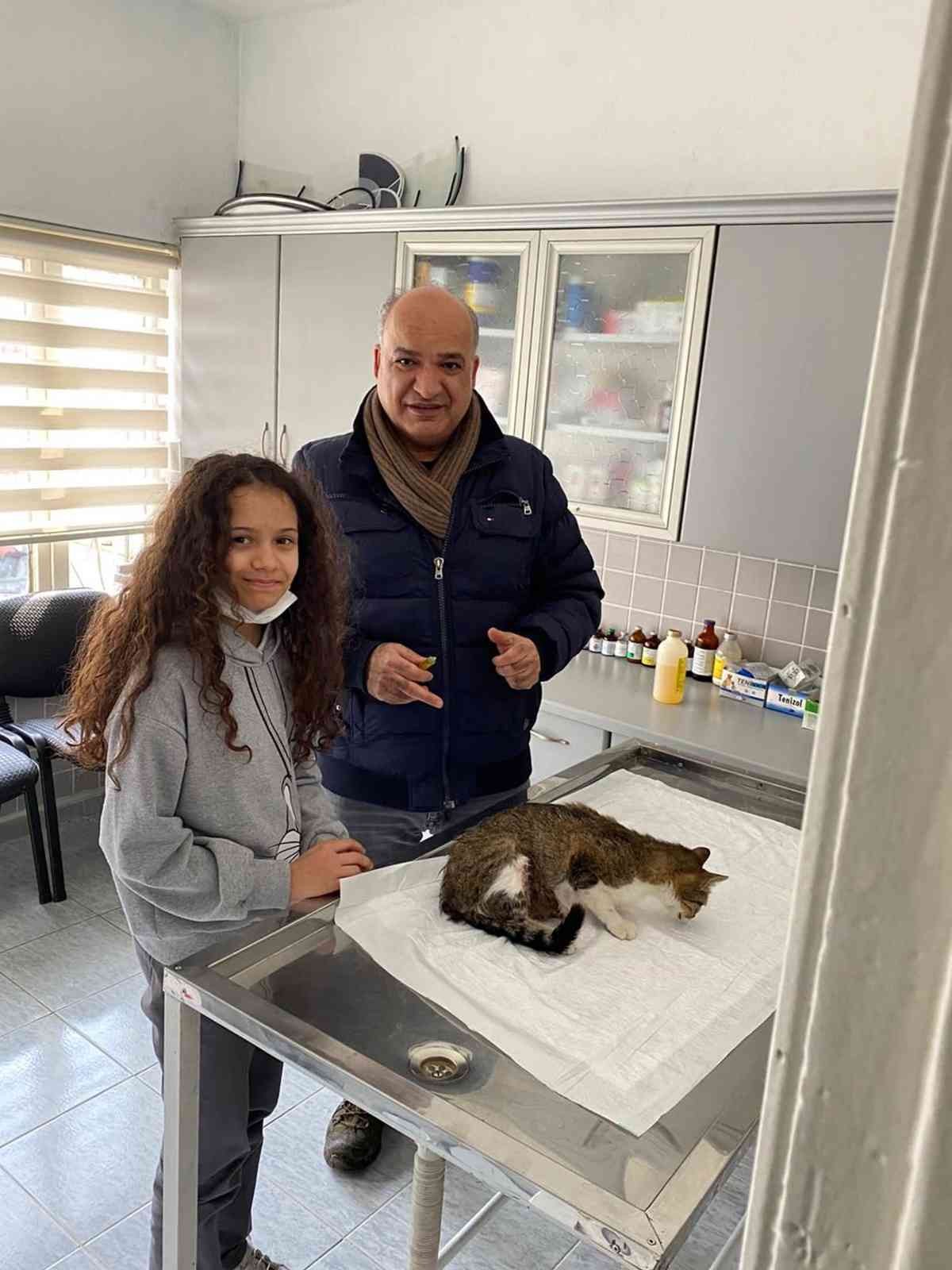 Kız çocuğunun dikkati anne kedinin hayatını kurtardı Sakarya’nın Hendek ilçesinde 5. sınıfa giden kız çocuğu, doğum yapmakta zorlanan kediye polis memuru babasıyla yardım etti. Veteriner ...