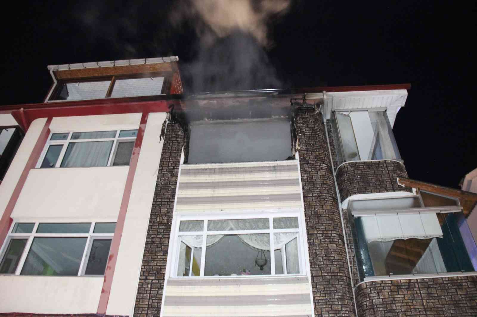 Kocaeli’nin Gölcük ilçesinde bulunan 3 katlı binanın 3. katında çıkan yangında bir kişi dumandan etkilendi. Olay, gece 02.30 sıralarında Gölcük ...