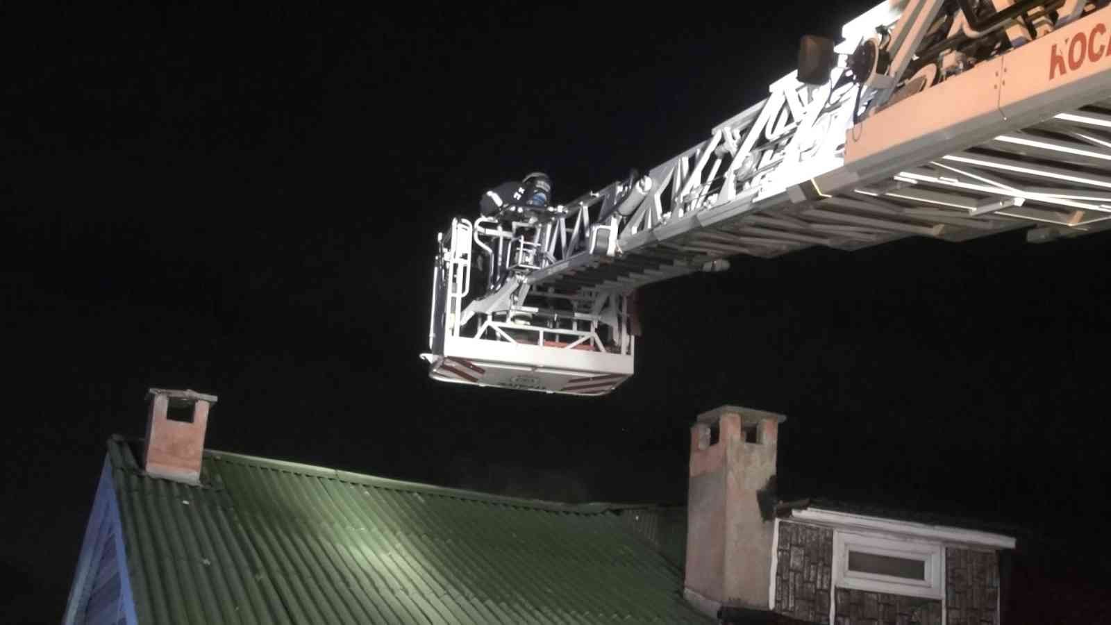 Kocaeli’nin Gölcük ilçesinde bulunan 3 katlı binanın 3. katında çıkan yangında bir kişi dumandan etkilendi. Olay, gece 02.30 sıralarında Gölcük ...