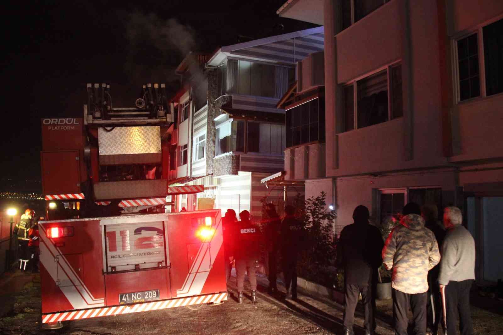Kocaeli’nin Gölcük ilçesinde bulunan 3 katlı binanın 3. katında çıkan yangında bir kişi dumandan etkilendi. Olay, gece 02.30 sıralarında Gölcük ...