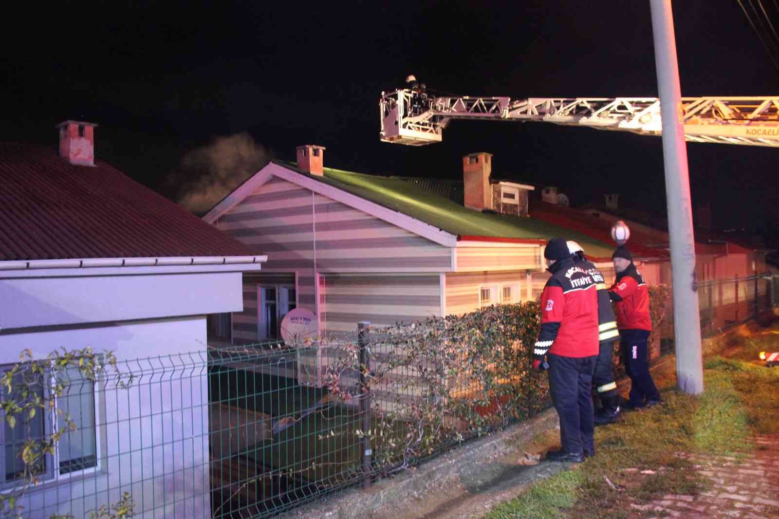 Kocaeli’nin Gölcük ilçesinde bulunan 3 katlı binanın 3. katında çıkan yangında bir kişi dumandan etkilendi. Olay, gece 02.30 sıralarında Gölcük ...