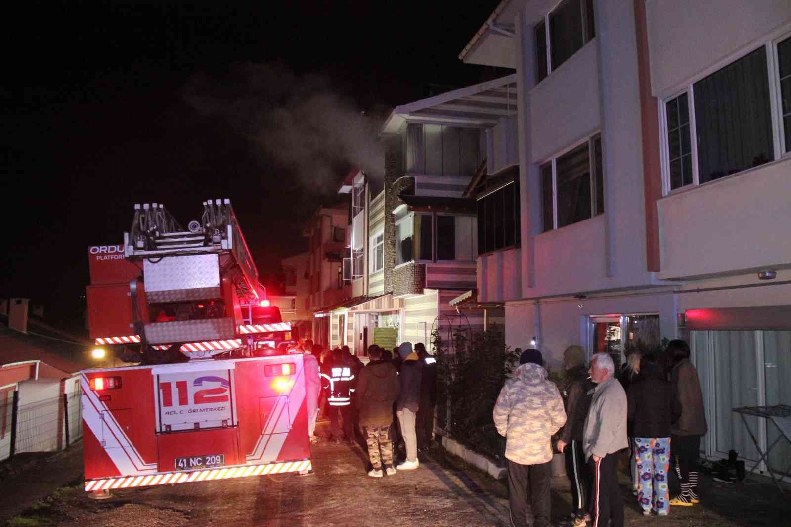 Kocaeli’nin Gölcük ilçesinde bulunan 3 katlı binanın 3. katında çıkan yangında bir kişi dumandan etkilendi. Olay, gece 02.30 sıralarında Gölcük ...
