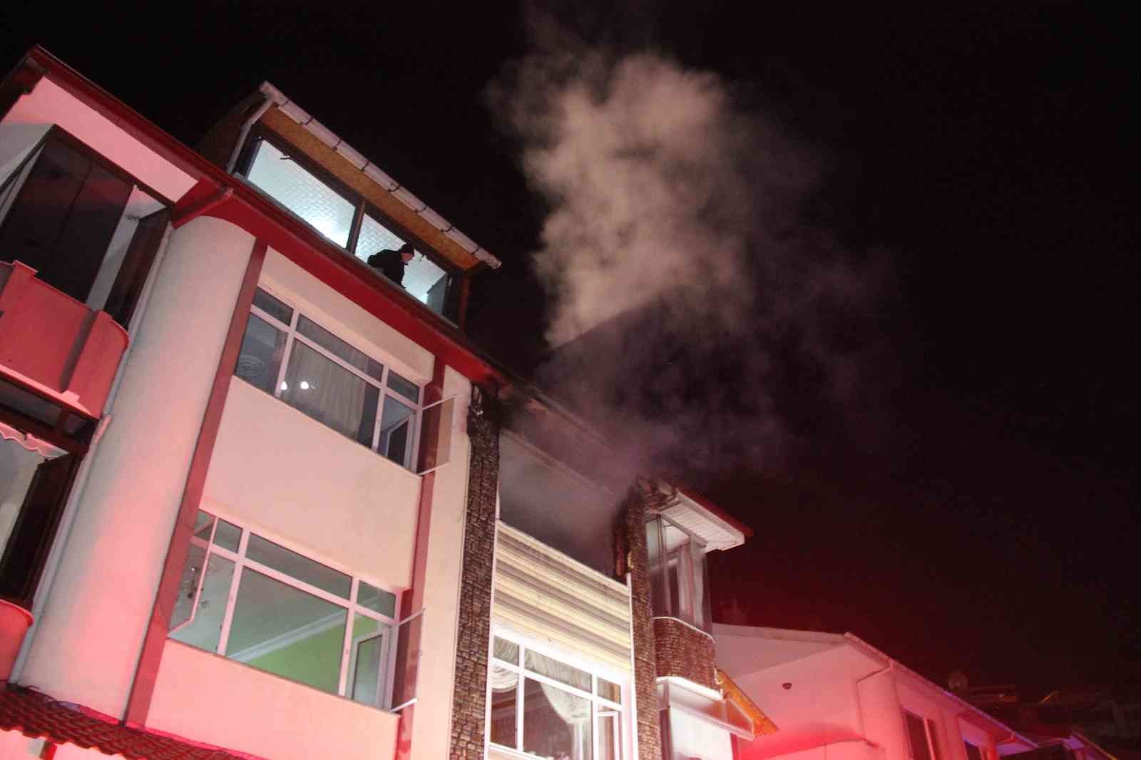 Kocaeli’nin Gölcük ilçesinde bulunan 3 katlı binanın 3. katında çıkan yangında bir kişi dumandan etkilendi. Olay, gece 02.30 sıralarında Gölcük ...