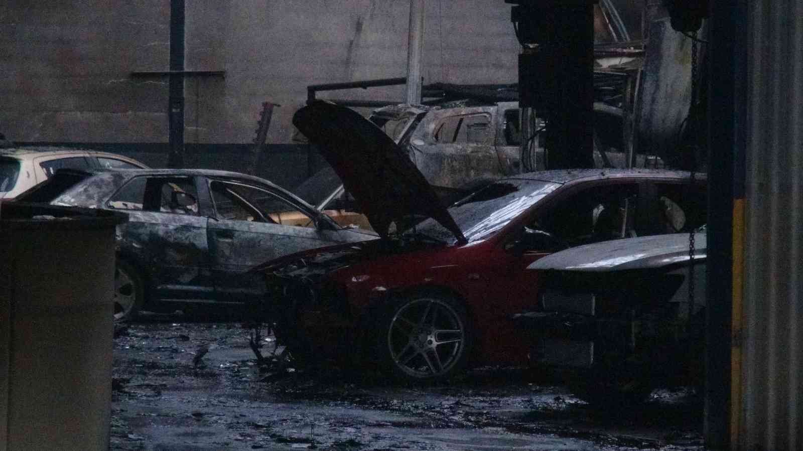 Kocaeli’de dün gece saatlerinde yedek parça dükkanında başlayan ve 6 iş yerine daha sıçrayan yangının hasarı gündüz görüntülendi. Yangın, gece ...