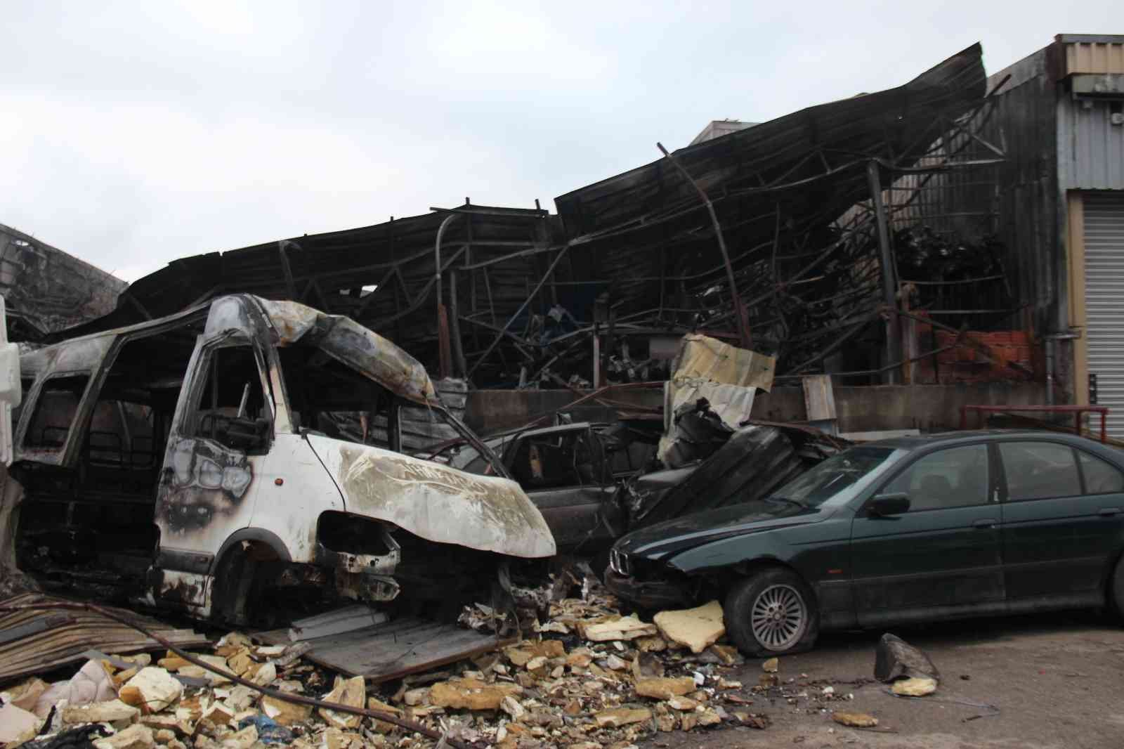 Kocaeli’de dün gece saatlerinde yedek parça dükkanında başlayan ve 6 iş yerine daha sıçrayan yangının hasarı gündüz görüntülendi. Yangın, gece ...