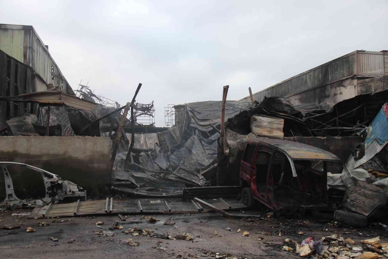 Kocaeli’de dün gece saatlerinde yedek parça dükkanında başlayan ve 6 iş yerine daha sıçrayan yangının hasarı gündüz görüntülendi. Yangın, gece ...