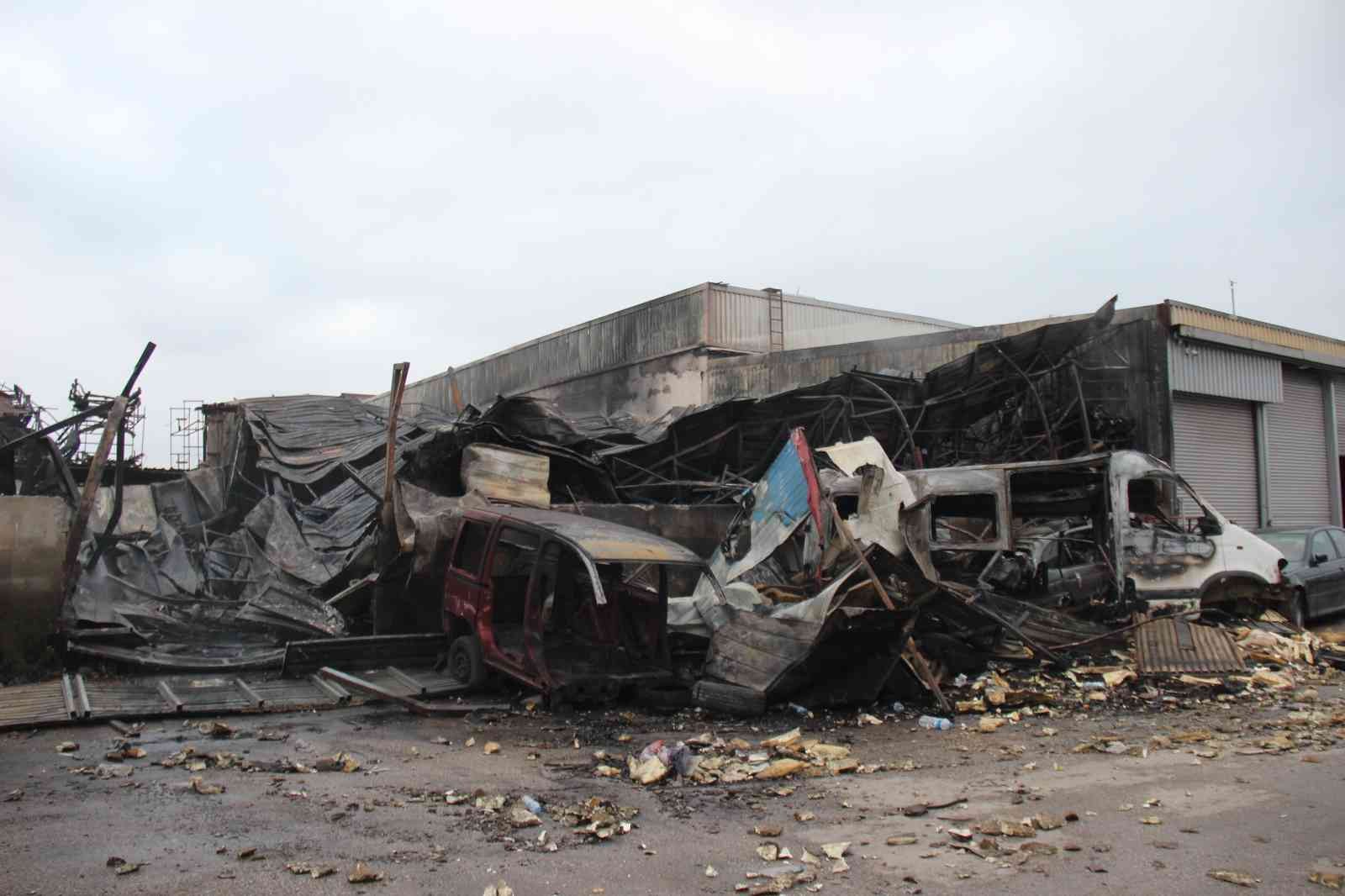 Kocaeli’de dün gece saatlerinde yedek parça dükkanında başlayan ve 6 iş yerine daha sıçrayan yangının hasarı gündüz görüntülendi. Yangın, gece ...