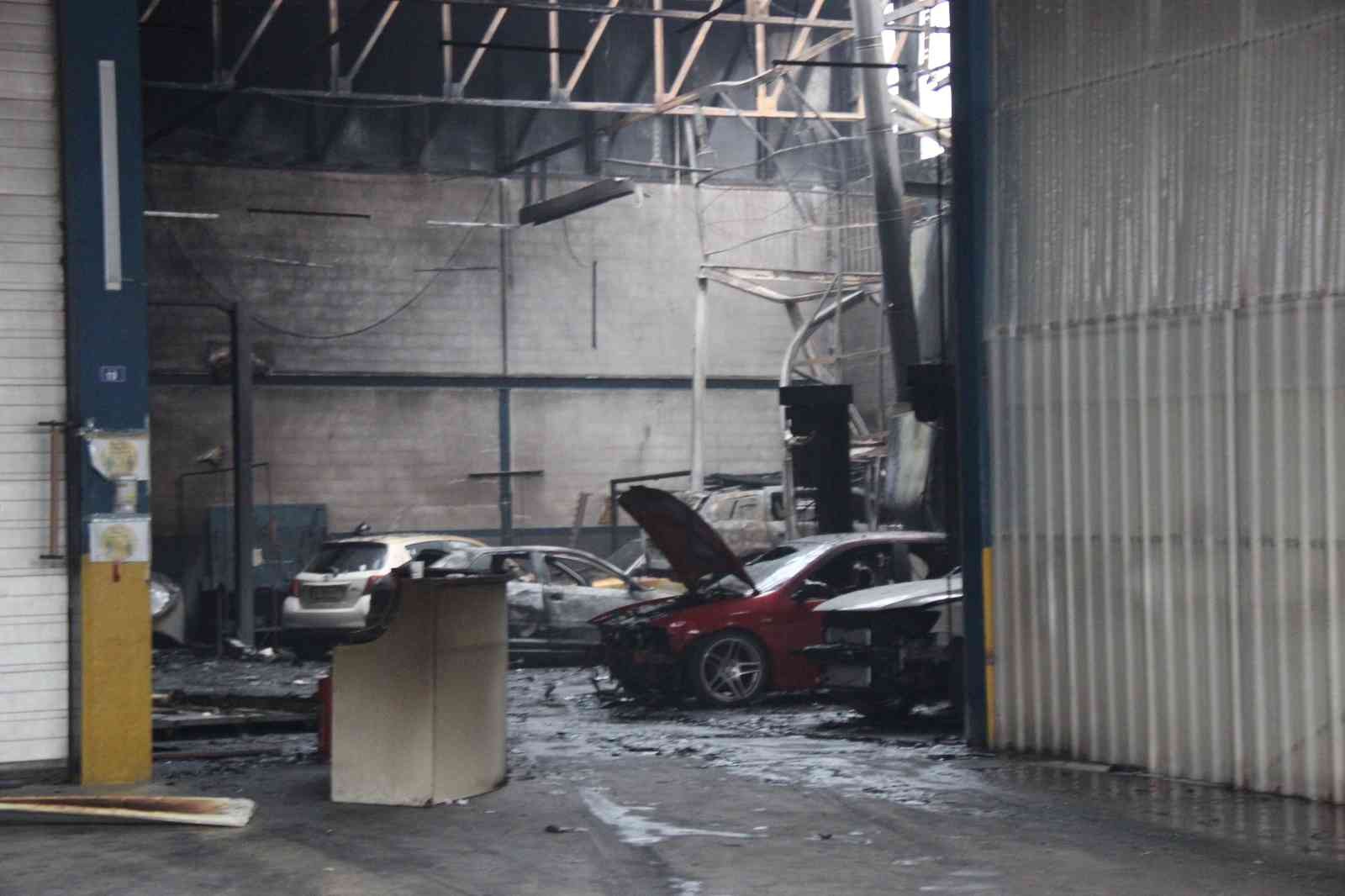 Kocaeli’de dün gece saatlerinde yedek parça dükkanında başlayan ve 6 iş yerine daha sıçrayan yangının hasarı gündüz görüntülendi. Yangın, gece ...