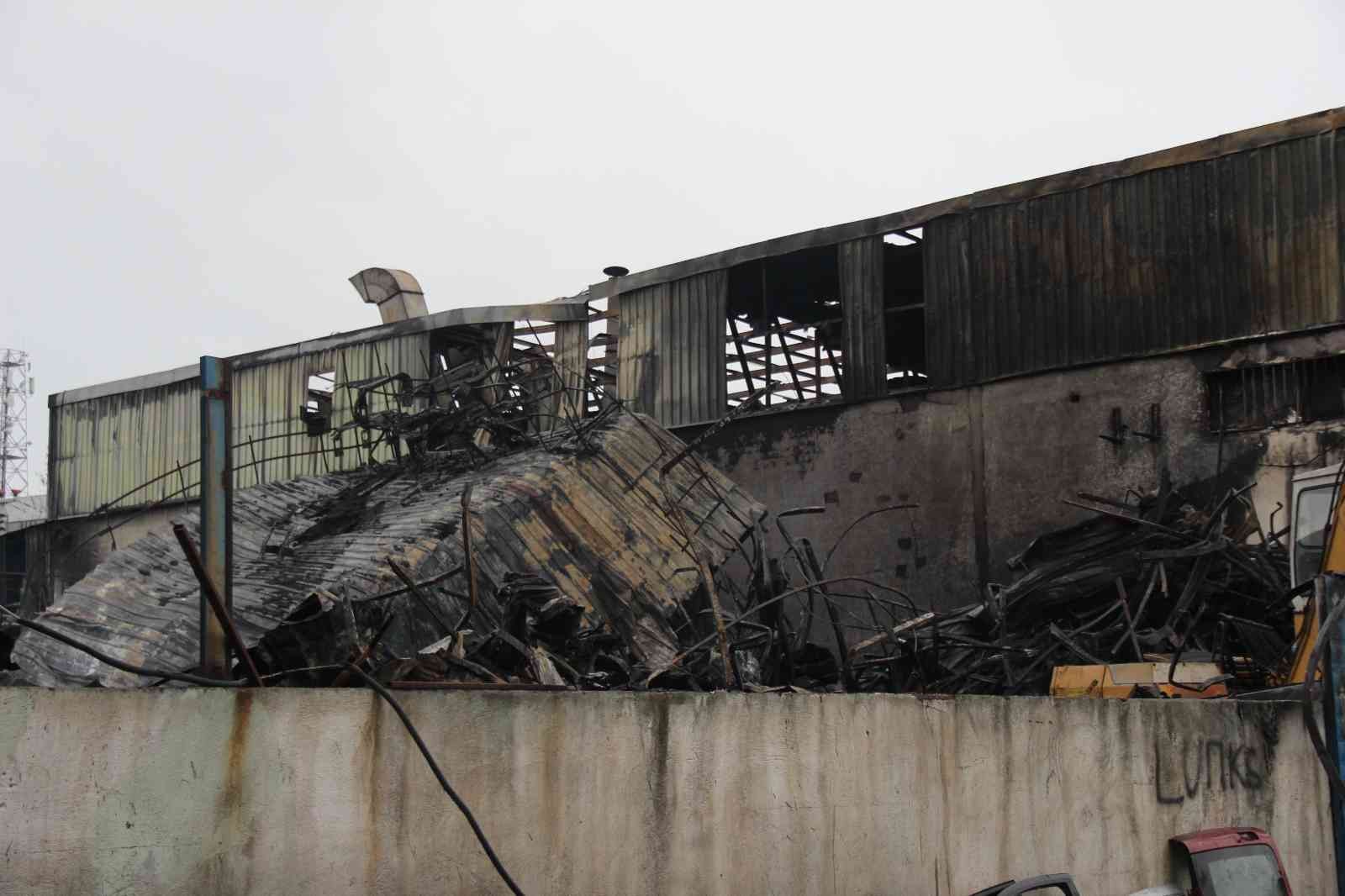 Kocaeli’de dün gece saatlerinde yedek parça dükkanında başlayan ve 6 iş yerine daha sıçrayan yangının hasarı gündüz görüntülendi. Yangın, gece ...