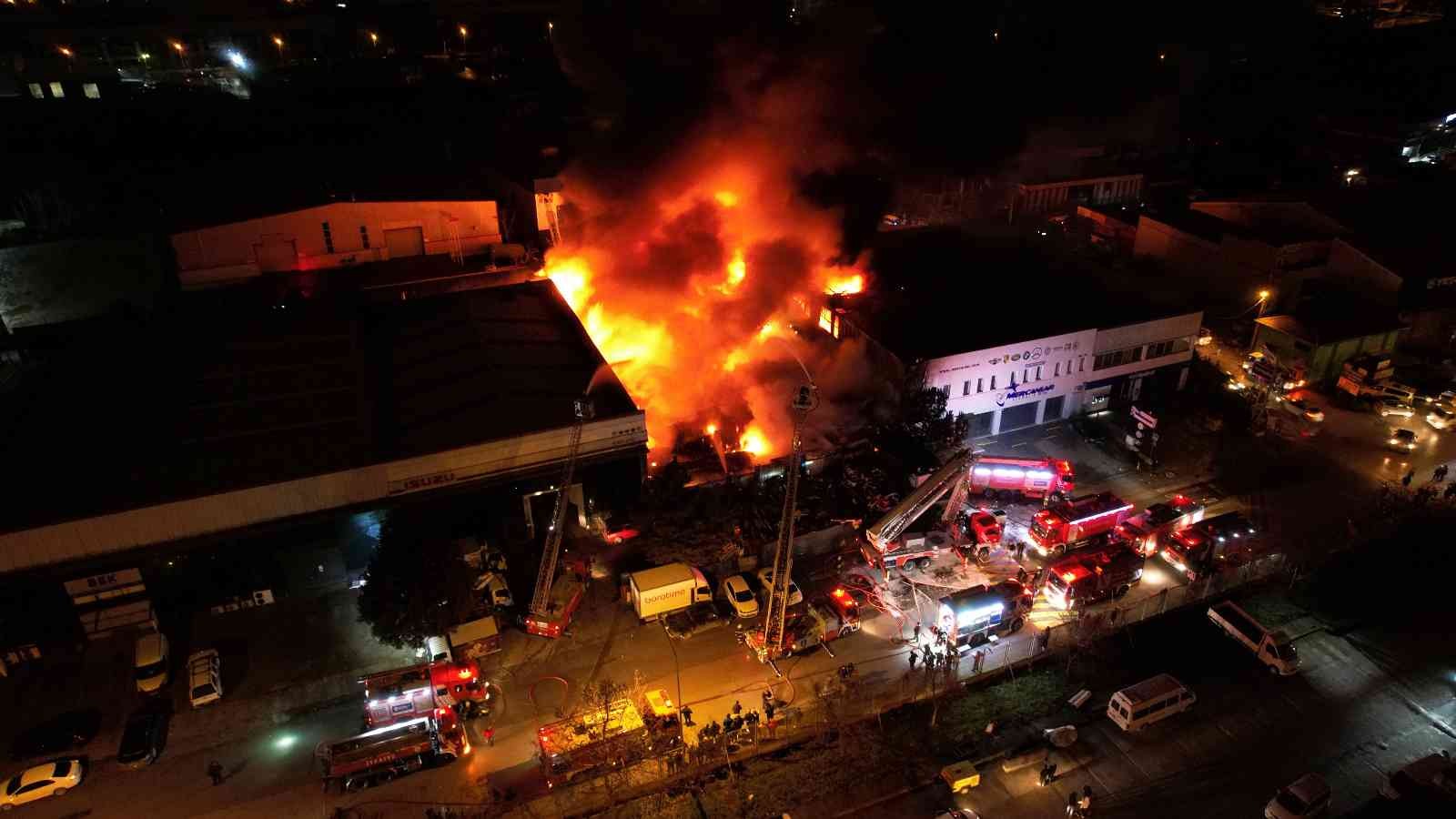 Kocaeli’de dün gece saatlerinde yedek parça dükkanında başlayan ve 6 iş yerine daha sıçrayan yangının hasarı gündüz görüntülendi. Yangın, gece ...