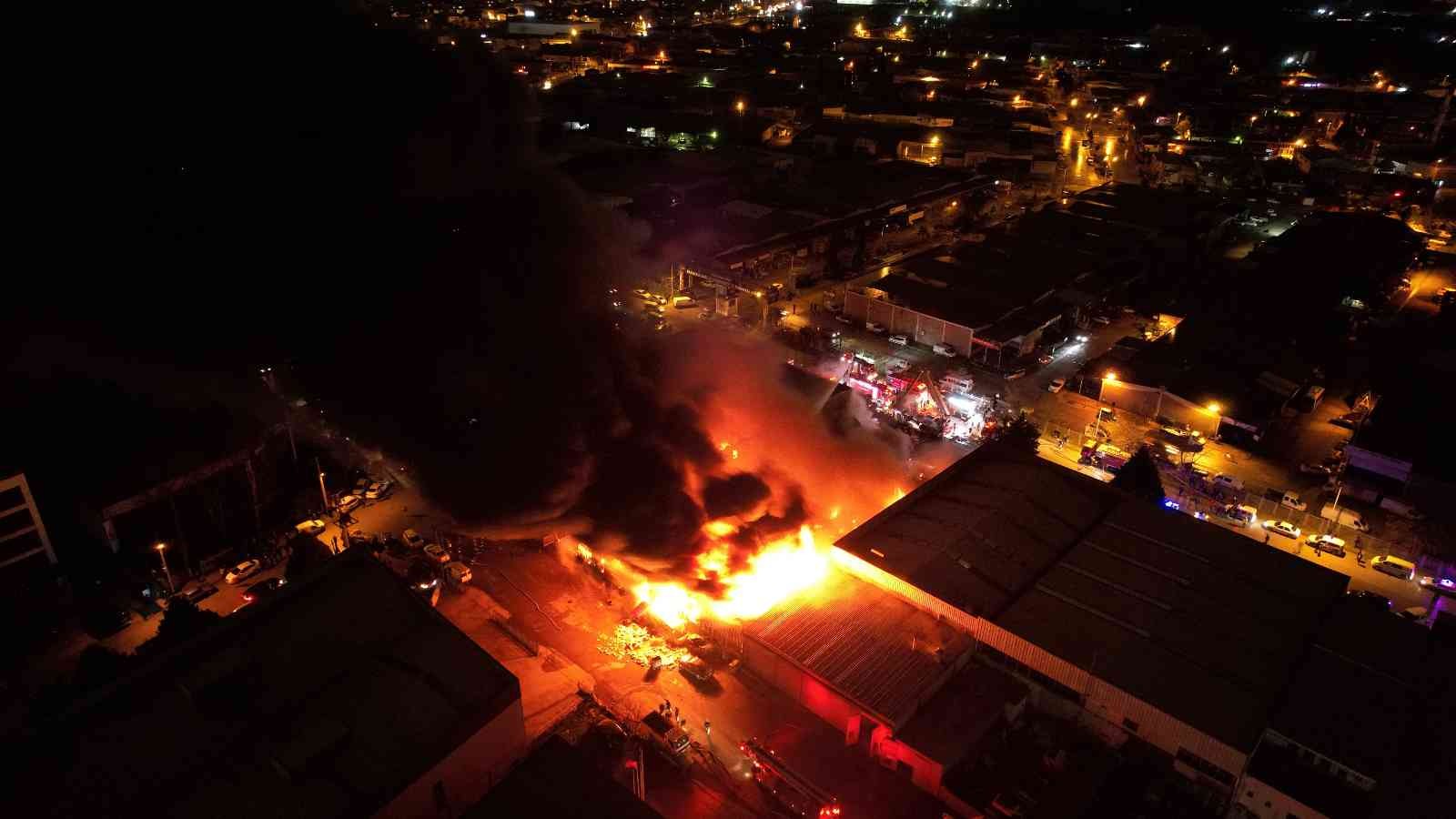Kocaeli’de dün gece saatlerinde yedek parça dükkanında başlayan ve 6 iş yerine daha sıçrayan yangının hasarı gündüz görüntülendi. Yangın, gece ...