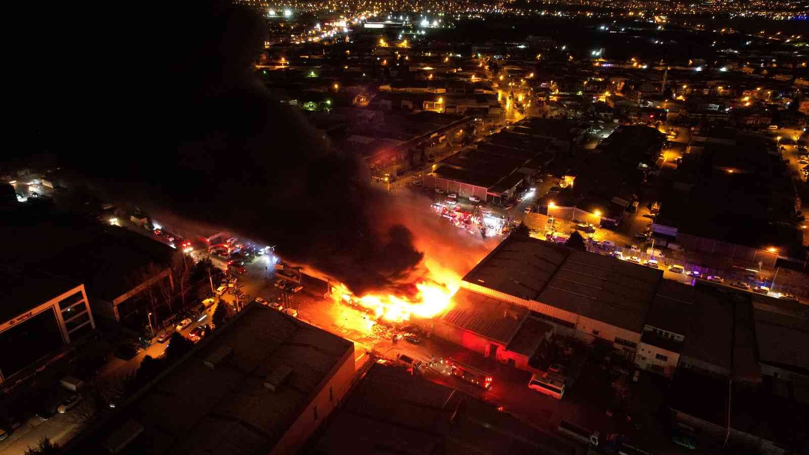 Kocaeli’de bir iş yerinde çıkan ve 6 iş yerine sıçrayan yangın havadan görüntülendi Kocaeli’nin İzmit ilçesinde yedek parça dükkanında çıkan ve 6 iş yerine sıçrayan yangın, havadan görüntülendi. Yangın, saat 23.00 sıralarında ...