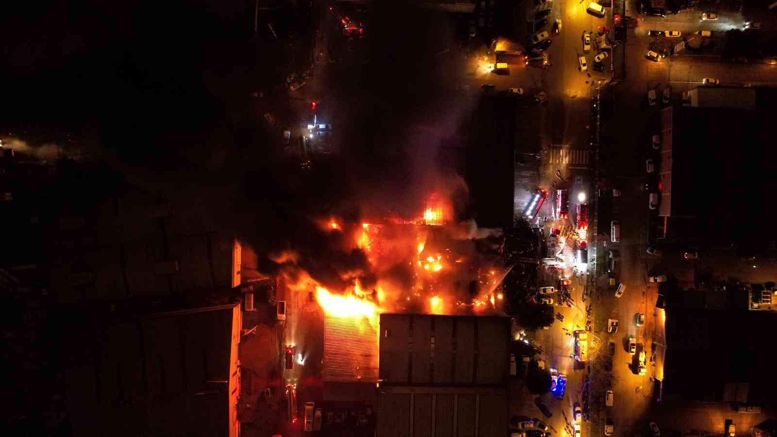 Kocaeli’de bir iş yerinde çıkan ve 6 iş yerine sıçrayan yangın havadan görüntülendi Kocaeli’nin İzmit ilçesinde yedek parça dükkanında çıkan ve 6 iş yerine sıçrayan yangın, havadan görüntülendi. Yangın, saat 23.00 sıralarında ...