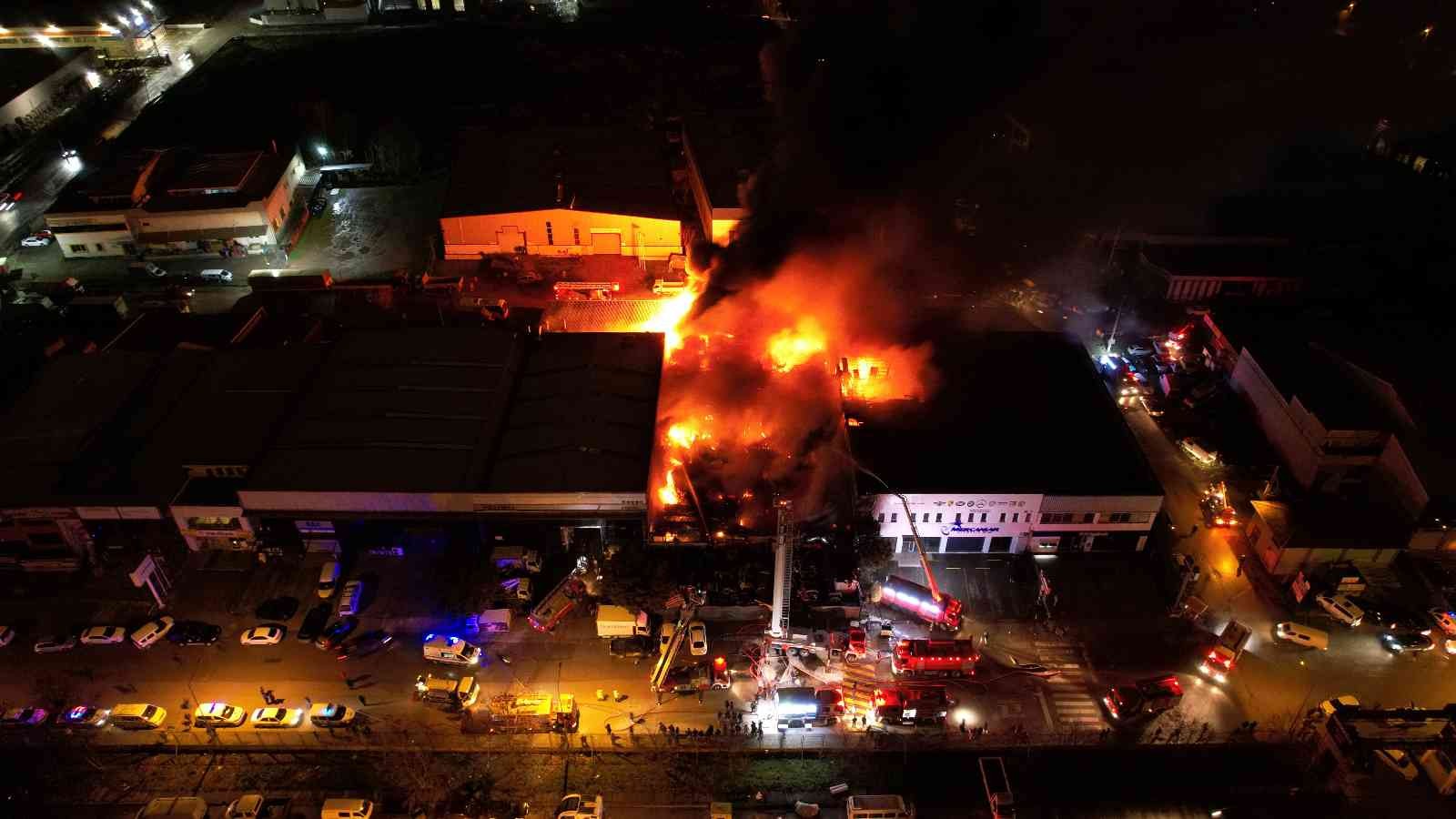 Kocaeli’de bir iş yerinde çıkan ve 6 iş yerine sıçrayan yangın havadan görüntülendi Kocaeli’nin İzmit ilçesinde yedek parça dükkanında çıkan ve 6 iş yerine sıçrayan yangın, havadan görüntülendi. Yangın, saat 23.00 sıralarında ...