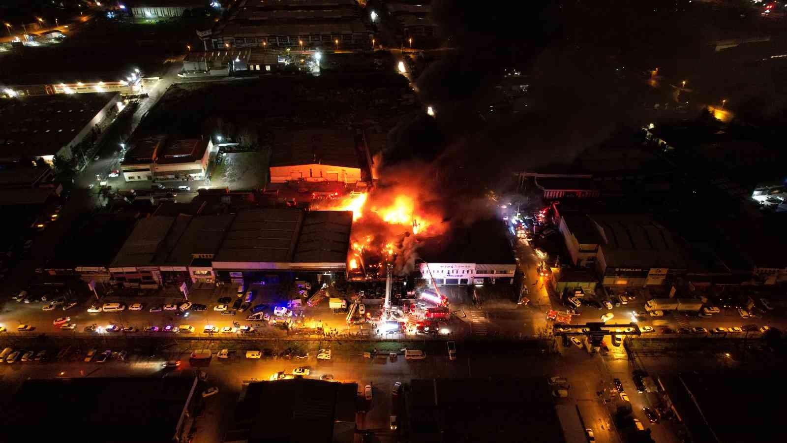Kocaeli’de bir iş yerinde çıkan ve 6 iş yerine sıçrayan yangın havadan görüntülendi Kocaeli’nin İzmit ilçesinde yedek parça dükkanında çıkan ve 6 iş yerine sıçrayan yangın, havadan görüntülendi. Yangın, saat 23.00 sıralarında ...