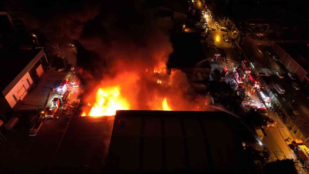 kocaelide-bir-is-yerinde-cikan-ve-6-is-yerine-sicrayan-yangin-havadan-goruntulendi-KxdDc7Vt.jpg