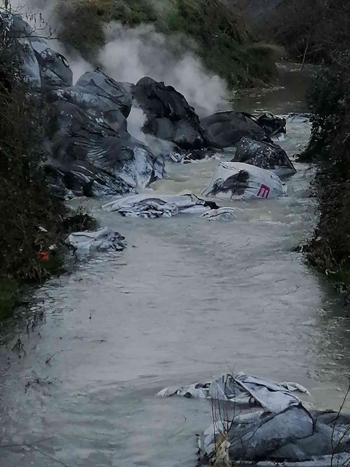 Kocaeli’nin Kartepe ilçesinde bulunan dereye çuvallarla kimsayal maddeye benzeyen atık atıldı. Bölgeye gelen ekipler derenin temizliğini yaparken ...
