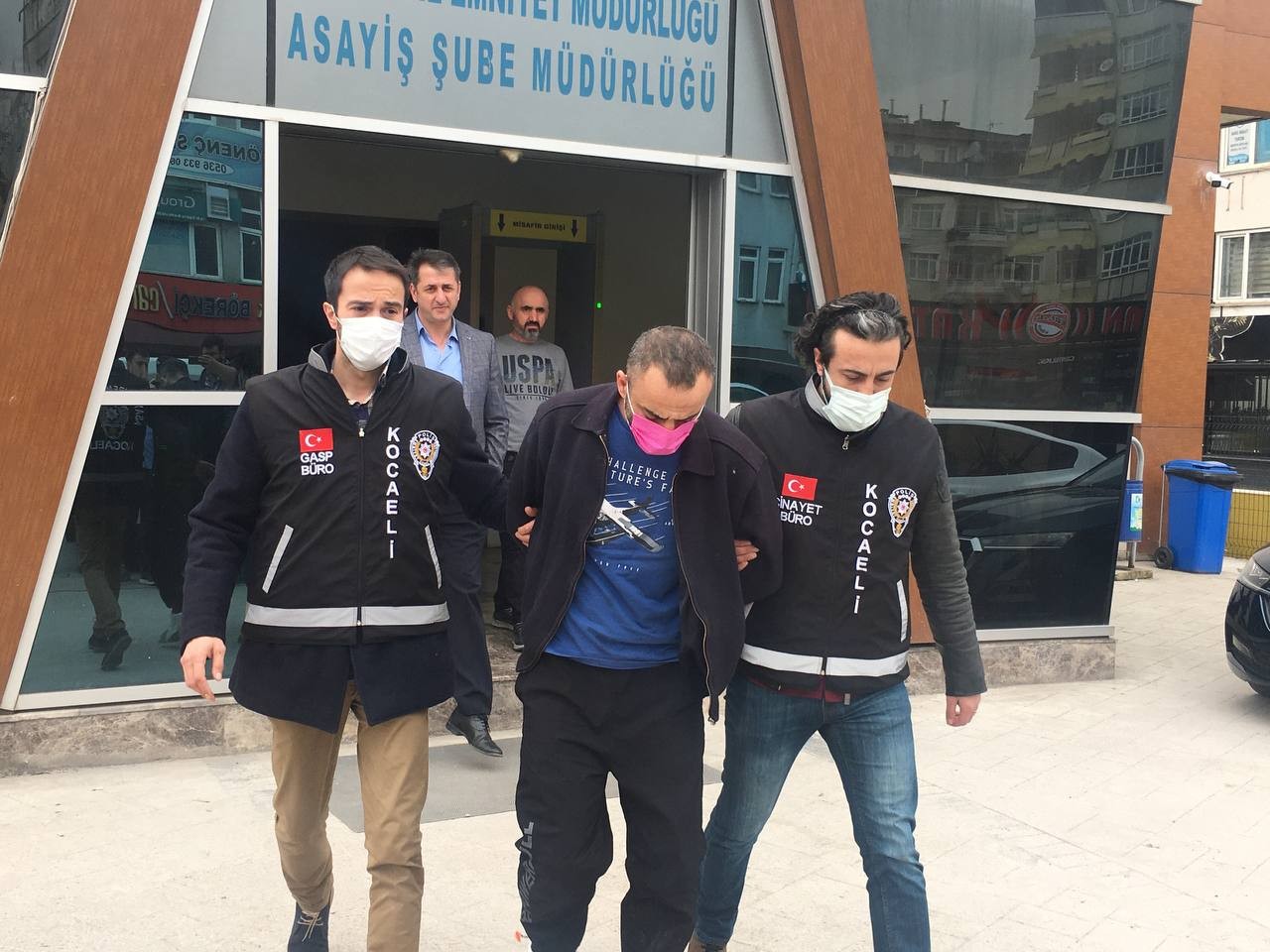Kocaeli’de eşini bıçaklayarak öldüren şüpheli adliyeye sevk edildi Kocaeli’nin İzmit ilçesinde dün eşini sırtından bıçaklayarak ölümüne sebep olan şüpheli adliyeye sevk edildi. Olay, dün akşam 18.00 sıralarında ...