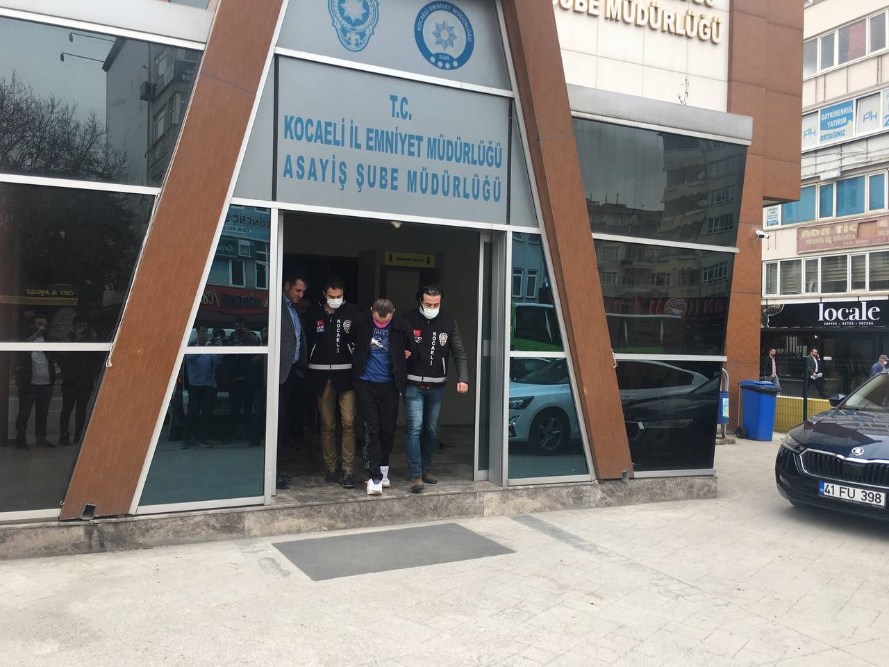 Kocaeli’de eşini bıçaklayarak öldüren şüpheli adliyeye sevk edildi Kocaeli’nin İzmit ilçesinde dün eşini sırtından bıçaklayarak ölümüne sebep olan şüpheli adliyeye sevk edildi. Olay, dün akşam 18.00 sıralarında ...