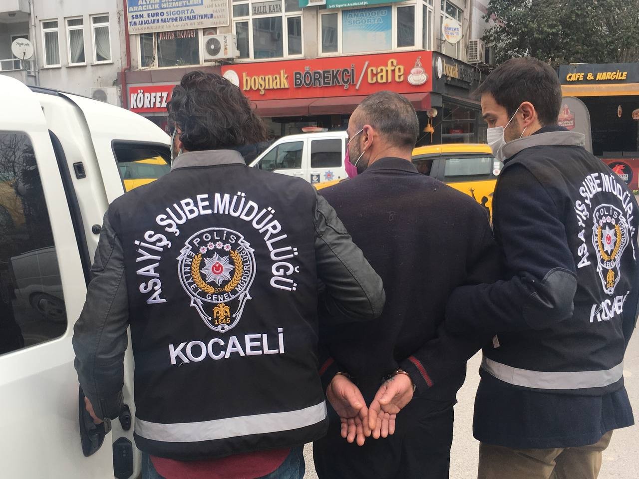 Kocaeli’de eşini bıçaklayarak öldüren şüpheli adliyeye sevk edildi Kocaeli’nin İzmit ilçesinde dün eşini sırtından bıçaklayarak ölümüne sebep olan şüpheli adliyeye sevk edildi. Olay, dün akşam 18.00 sıralarında ...