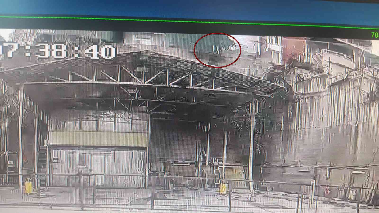 Kocaeli’de feci ölüm Kocaeli’nin Gölcük ilçesinde 33 yaşındaki kişi, yüksekten beton zemine düşmesi neticesinde hayatını kaybetti. Genç adamın metrelerce yüksekten ...