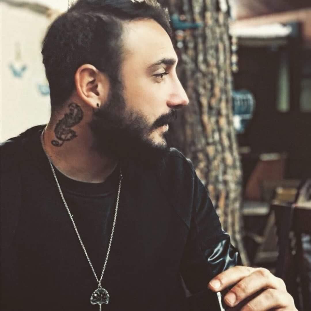 Kocaeli’de feci ölüm Kocaeli’nin Gölcük ilçesinde 33 yaşındaki kişi, yüksekten beton zemine düşmesi neticesinde hayatını kaybetti. Genç adamın metrelerce yüksekten ...