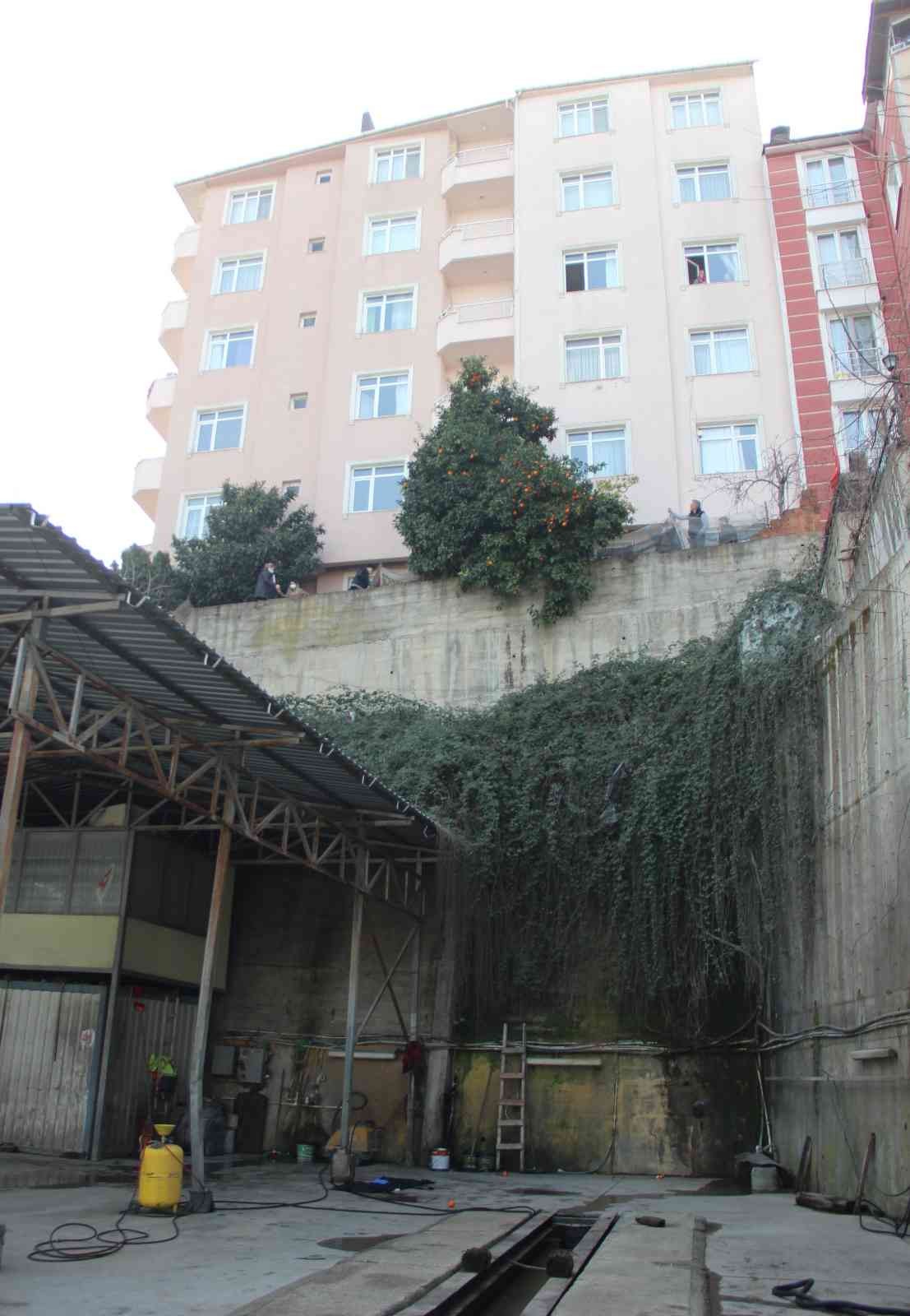 Kocaeli’de feci ölüm Kocaeli’nin Gölcük ilçesinde 33 yaşındaki kişi, yüksekten beton zemine düşmesi neticesinde hayatını kaybetti. Genç adamın metrelerce yüksekten ...