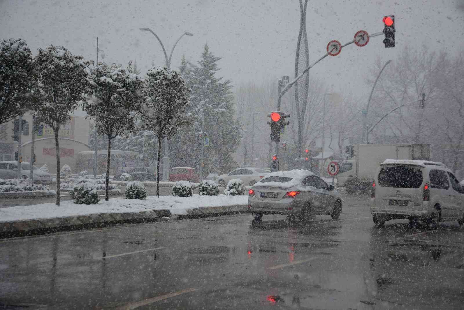 Kocaeli’de kar yağışı etkili oluyor Kocaeli’de aralıklarla yoğun kar yağışı etkili oluyor. Meteoroloji Genel Müdürlüğünce yapılan uyarıların ardından Kocaeli genelinde dün başlayan ...