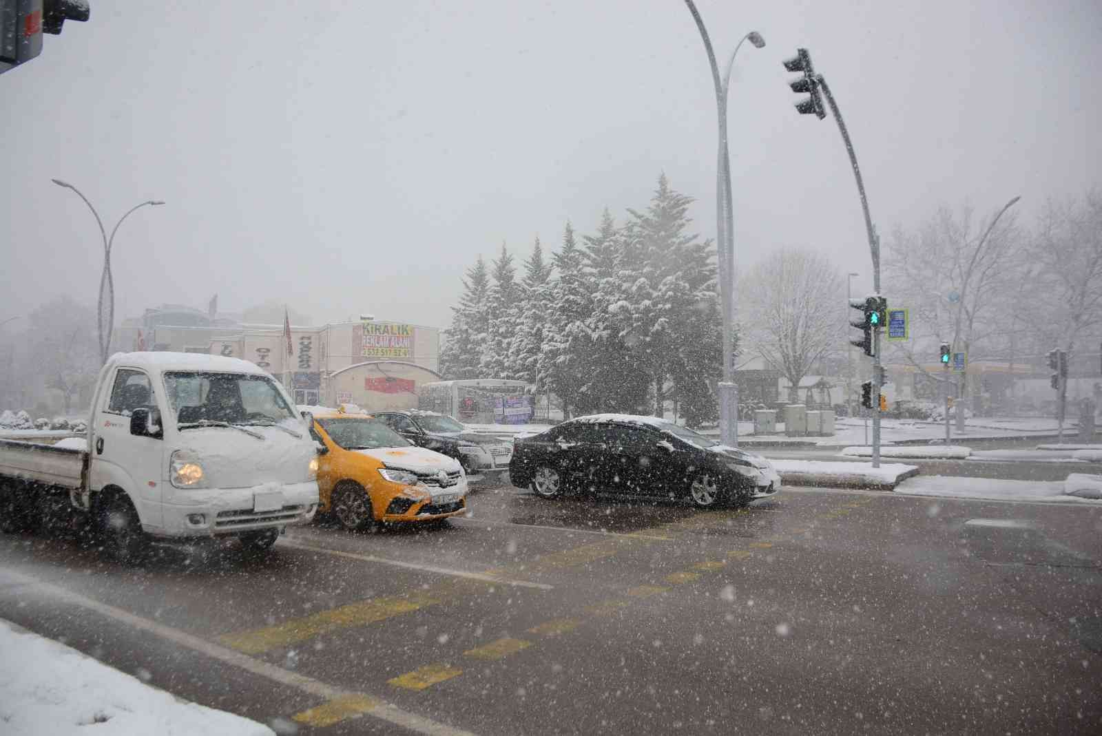 Kocaeli’de kar yağışı etkili oluyor Kocaeli’de aralıklarla yoğun kar yağışı etkili oluyor. Meteoroloji Genel Müdürlüğünce yapılan uyarıların ardından Kocaeli genelinde dün başlayan ...