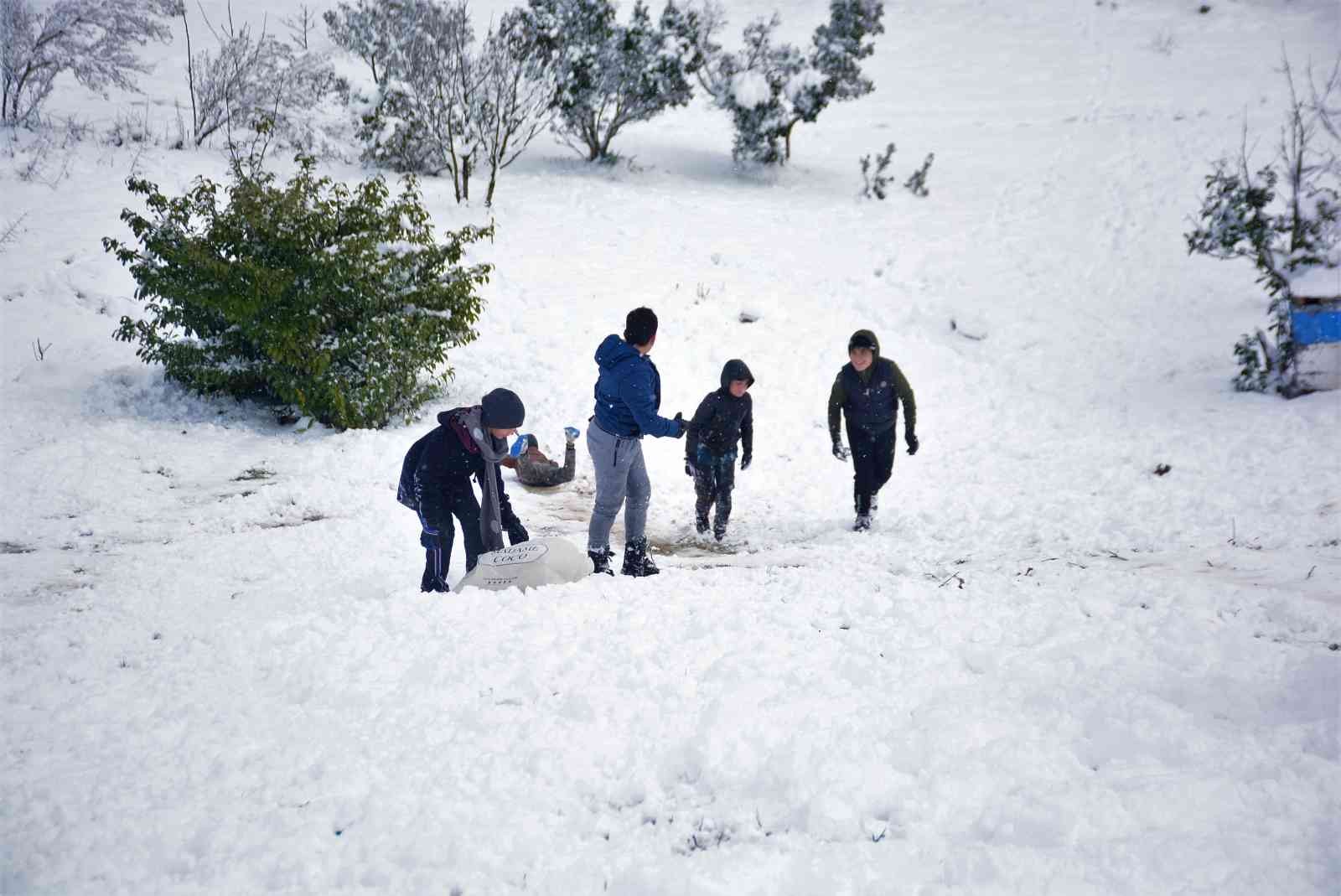 Kocaeli’de karın tadını her zamanki gibi çocuklar çıkardı Kocaeli’de beklenen kar yağışı dün etkili olurken, beyaza bürünen şehirde karın tadını her zamanki gibi çocuklar çıkardı. Kocaeli genelinde ...