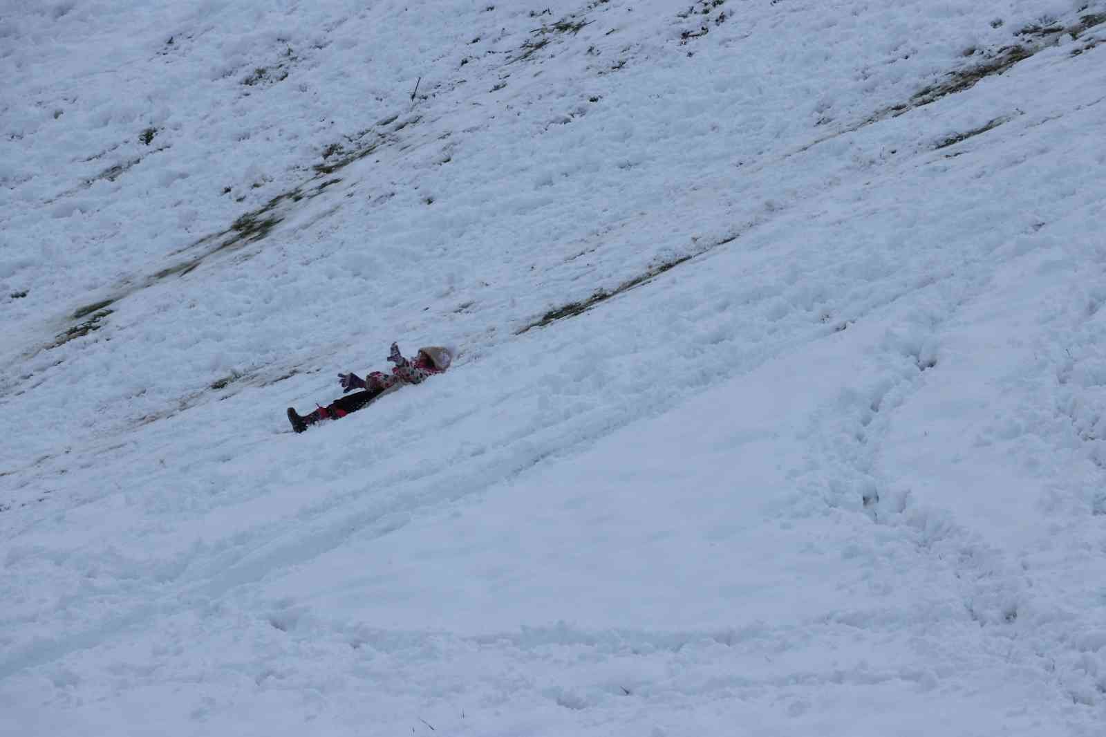 Kocaeli’de karın tadını her zamanki gibi çocuklar çıkardı Kocaeli’de beklenen kar yağışı dün etkili olurken, beyaza bürünen şehirde karın tadını her zamanki gibi çocuklar çıkardı. Kocaeli genelinde ...