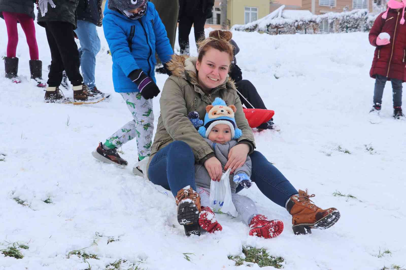 Kocaeli’de karın tadını her zamanki gibi çocuklar çıkardı Kocaeli’de beklenen kar yağışı dün etkili olurken, beyaza bürünen şehirde karın tadını her zamanki gibi çocuklar çıkardı. Kocaeli genelinde ...