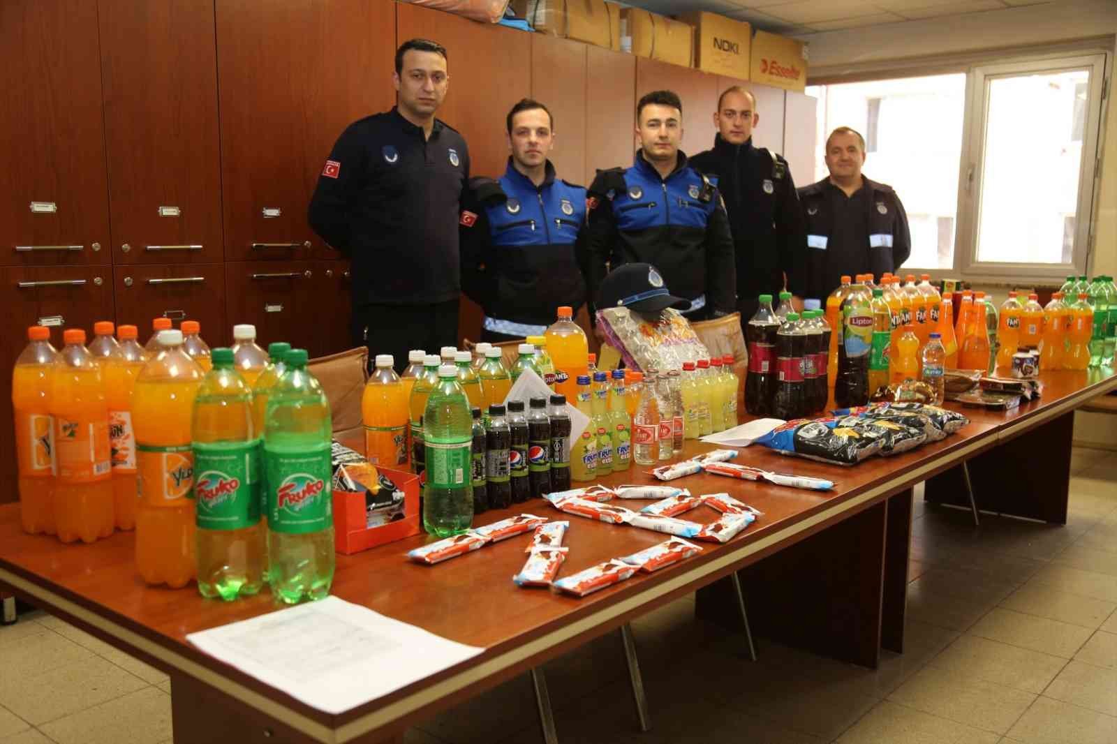 Kocaeli’de son kullanma tarihi geçmiş çok sayıda ürüne el konuldu Kocaeli’nin Gölcük ilçesinde zabıta ekipleri tarafından marketlere yapılan denetimlerde, son kullanma tarihi geçmiş çok sayıda ürünün satışa ...