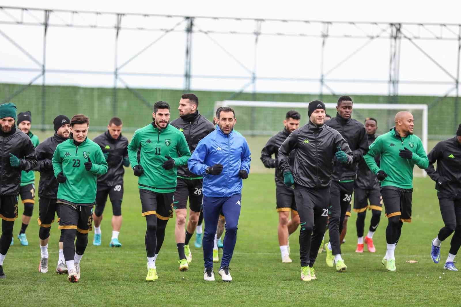 Kocaelispor, Keçiörengücü maçına tam kadro hazırlandı Son 2 maçından beraberlikle ayrılan Kocaelispor, kendi evinde Keçiörengücü’nü ağırlayacak. Sakat ya da cezalı oyuncusu bulunmayan Kocaelispor ...