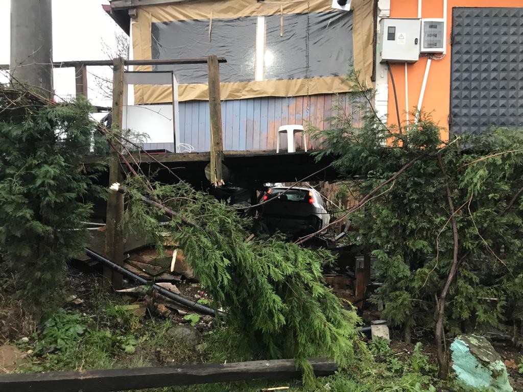 Kontrolden çıkan otomobil, barakanın altından geçerek ağaca çarptı Sakarya’nın Akyazı ilçesinde sürücüsünün direksiyon hakimiyetini kaybetmesi neticesinde kontrolden çıkan otomobil, barakanın altından geçerek ...