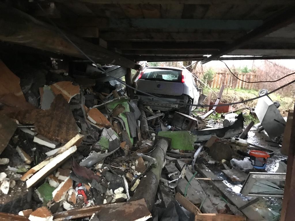 Kontrolden çıkan otomobil, barakanın altından geçerek ağaca çarptı Sakarya’nın Akyazı ilçesinde sürücüsünün direksiyon hakimiyetini kaybetmesi neticesinde kontrolden çıkan otomobil, barakanın altından geçerek ...