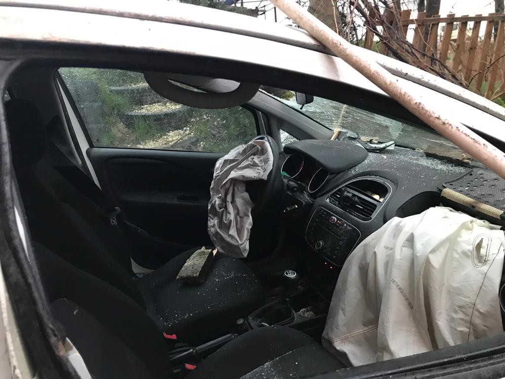 Kontrolden çıkan otomobil, barakanın altından geçerek ağaca çarptı Sakarya’nın Akyazı ilçesinde sürücüsünün direksiyon hakimiyetini kaybetmesi neticesinde kontrolden çıkan otomobil, barakanın altından geçerek ...