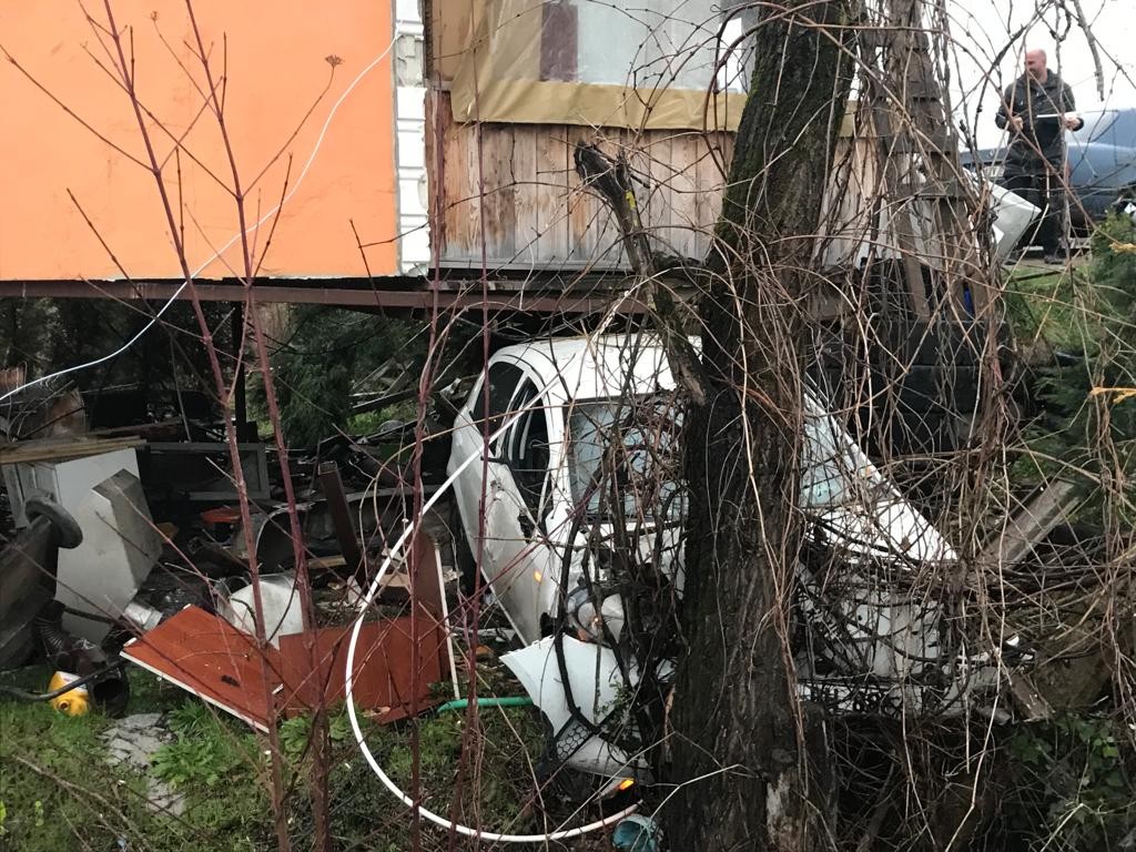 Kontrolden çıkan otomobil, barakanın altından geçerek ağaca çarptı Sakarya’nın Akyazı ilçesinde sürücüsünün direksiyon hakimiyetini kaybetmesi neticesinde kontrolden çıkan otomobil, barakanın altından geçerek ...